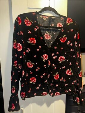 H&M Divided Blouse Size 4 Women's Black Red/Pink Floral Flowy Bell Sleeve Top